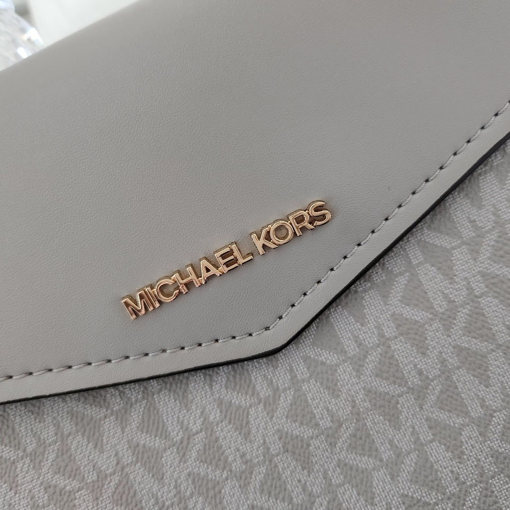 MK Envelope Large Clutch/Wrislet NWOT Gorgeous elegant thin wrislet - Picture 2 of 7